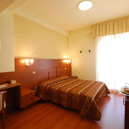 Hotel Gala Pesaro Kültér fotó